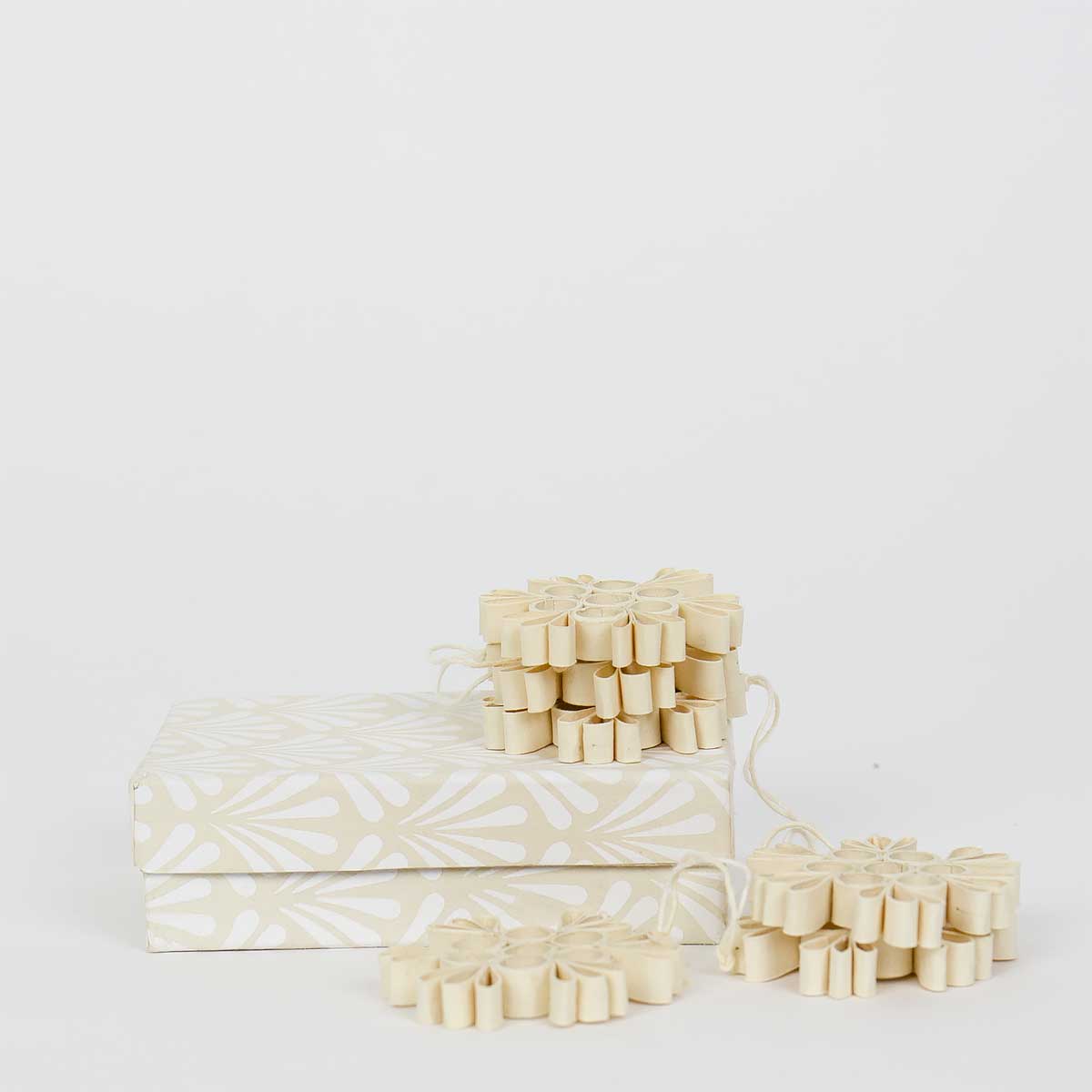 Juldekoration gjord i papper - A World of Craft
