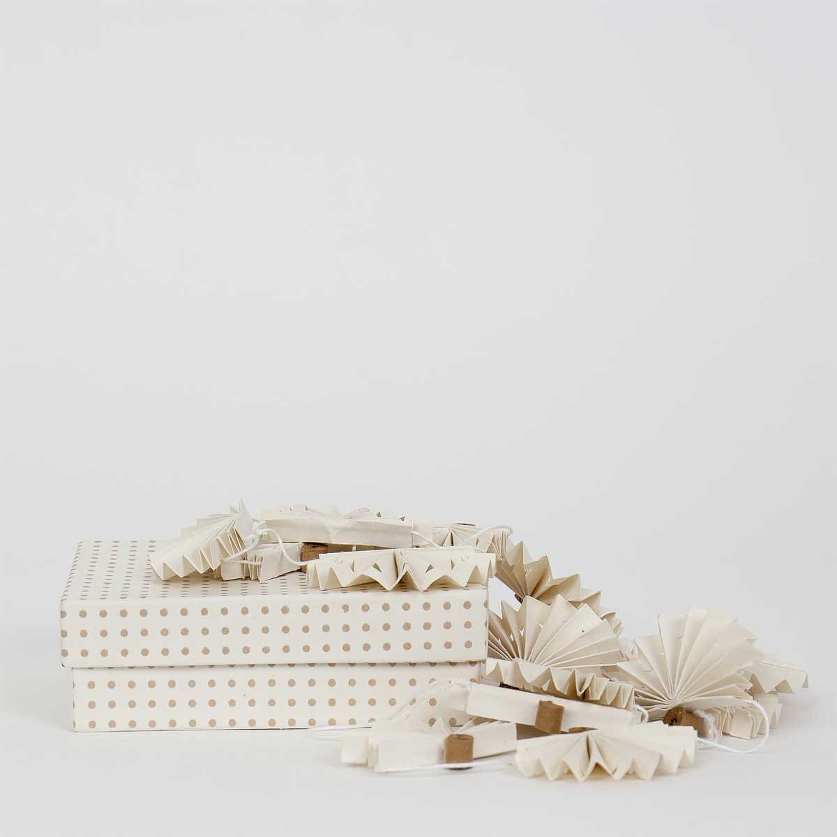 Juldekoration gjord i papper - A World of Craft