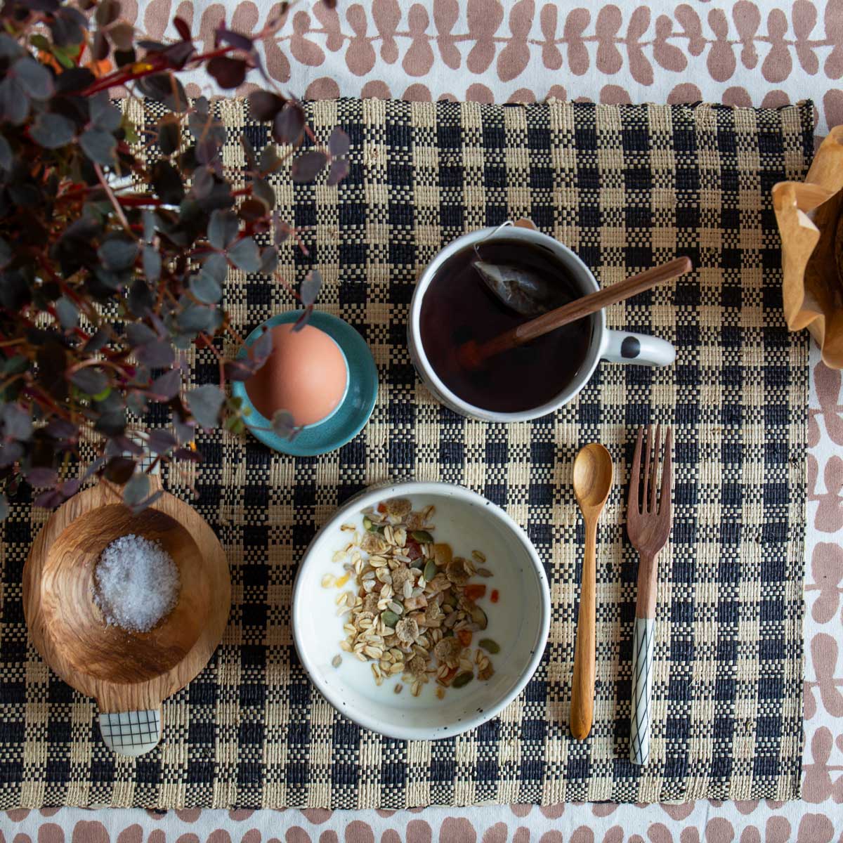 RAFFIA SMALL CHECK Tablett, natur/svart