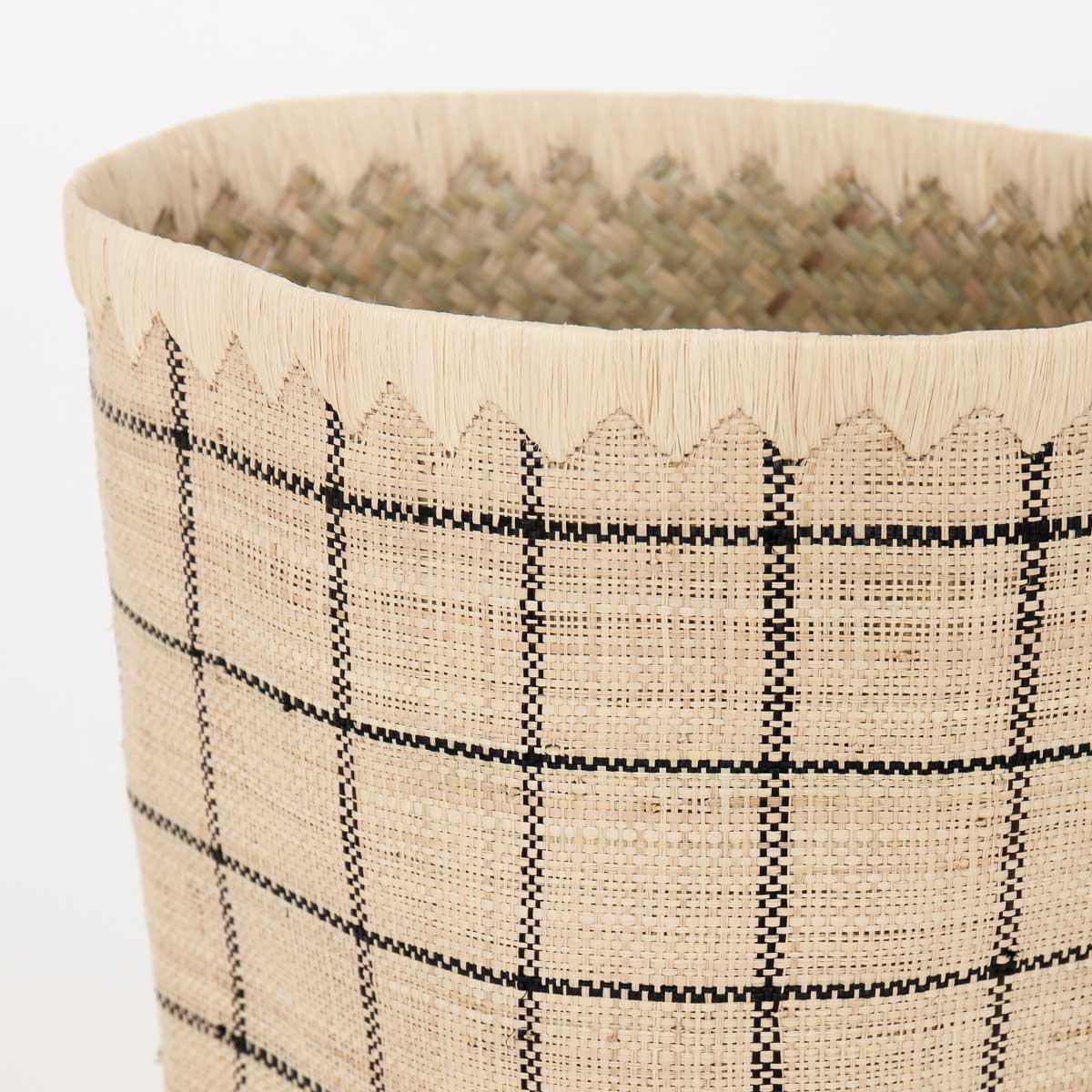Detaljbild av en Raffia papperskorg i natur och svart
