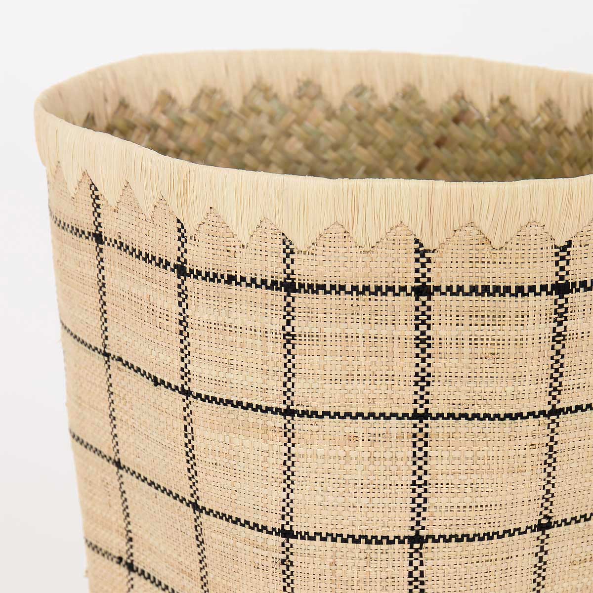 "Handvävd papperskorg i hållbar raffia, svarta rutor