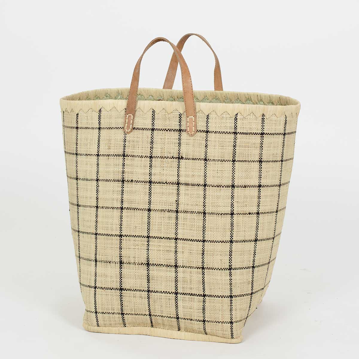 Stor tvättkorg i natur med svarta rutor, läderhandtag - i Raffia Fair Trade