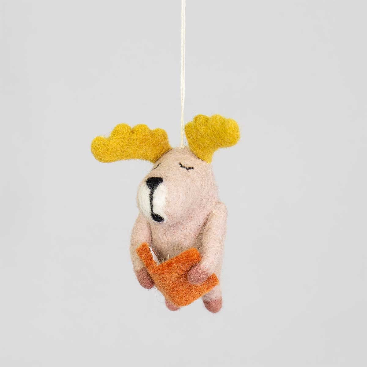 En juldekoration av handtovad ull, i form av en läsande älg - A World of Craft