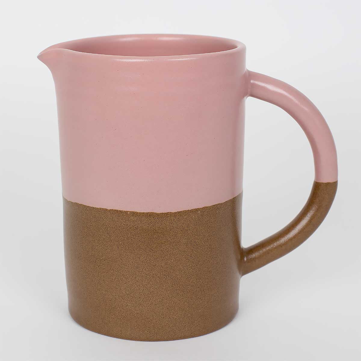 En tvådelad kanna i rosa och brunt, gjord i stengods