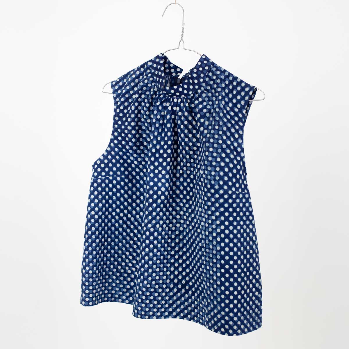 SMALL DOTS Blus utan ärm