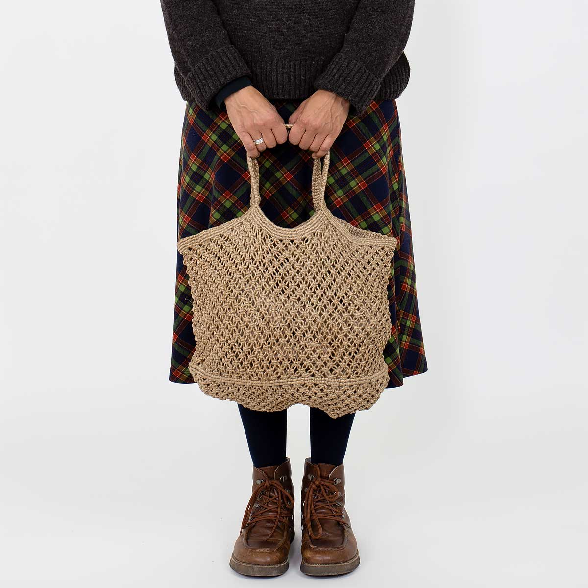 Modell bär en flätad väska - Fair Trade