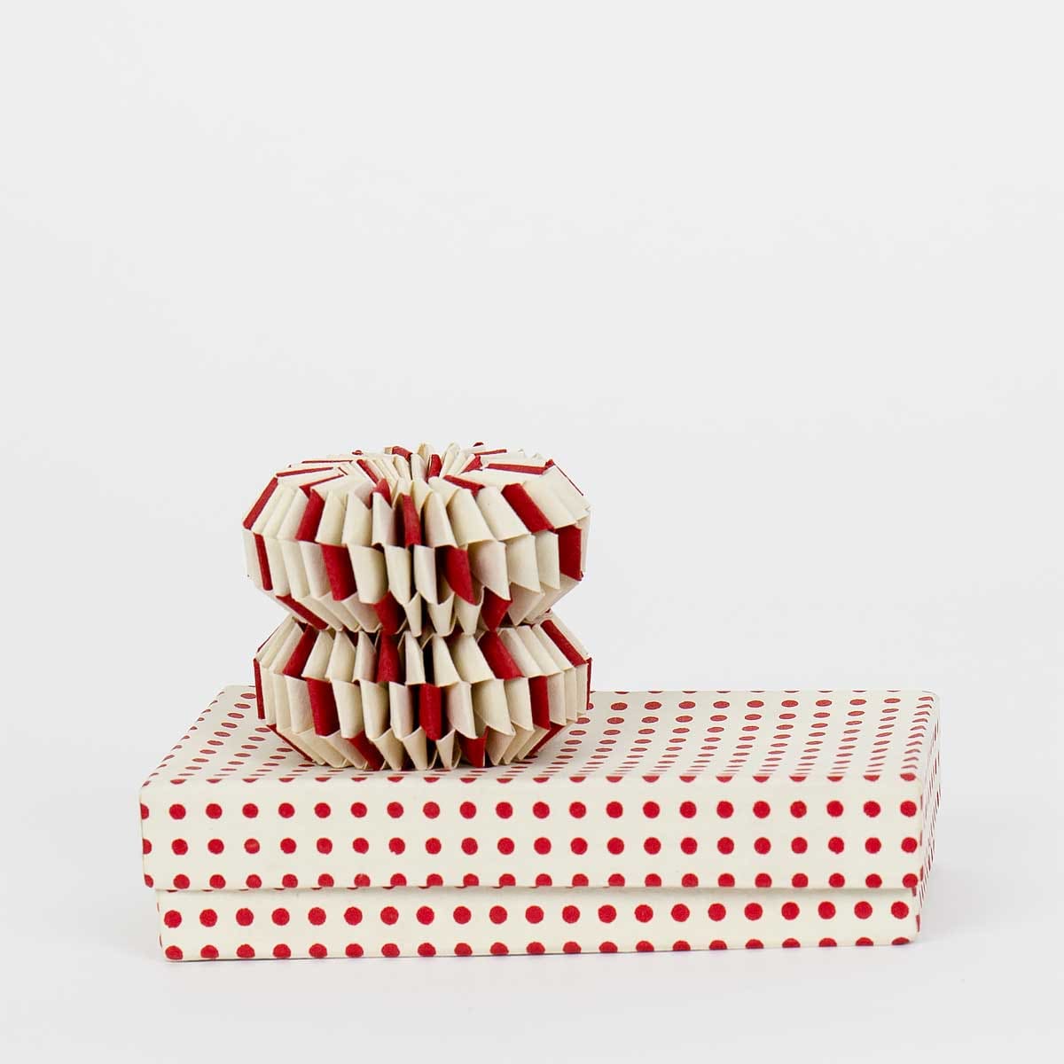 Juldekoration gjord i papper - A World of Craft