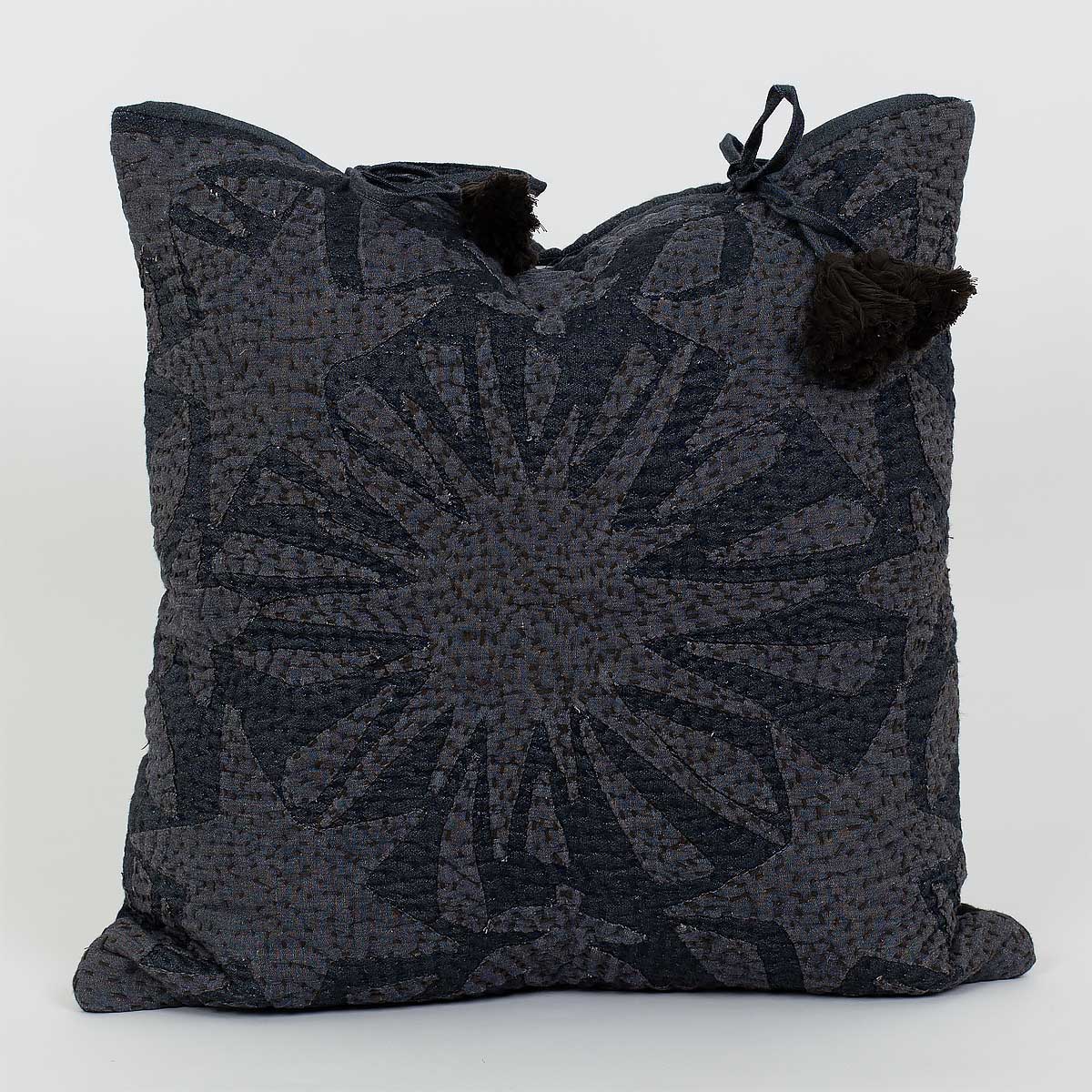 Handbroderatt kuddfodral i mörkblå färg, 50x50