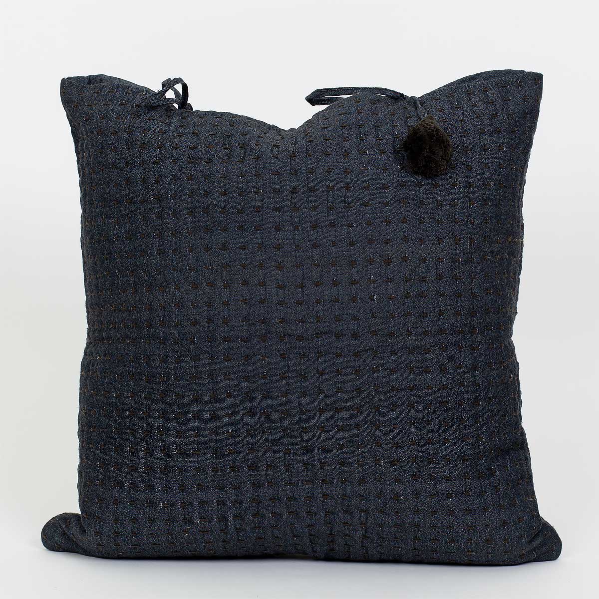 Handbroderatt kuddfodral i mörkblå färg, 50x50
