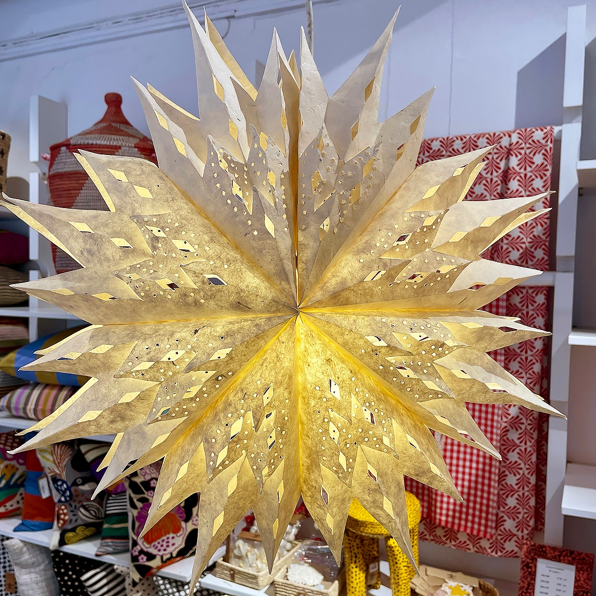 En adventsstjärna gjord av papper