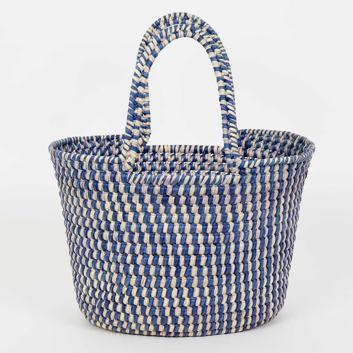 Flätad väska med hadntag,natur och blå