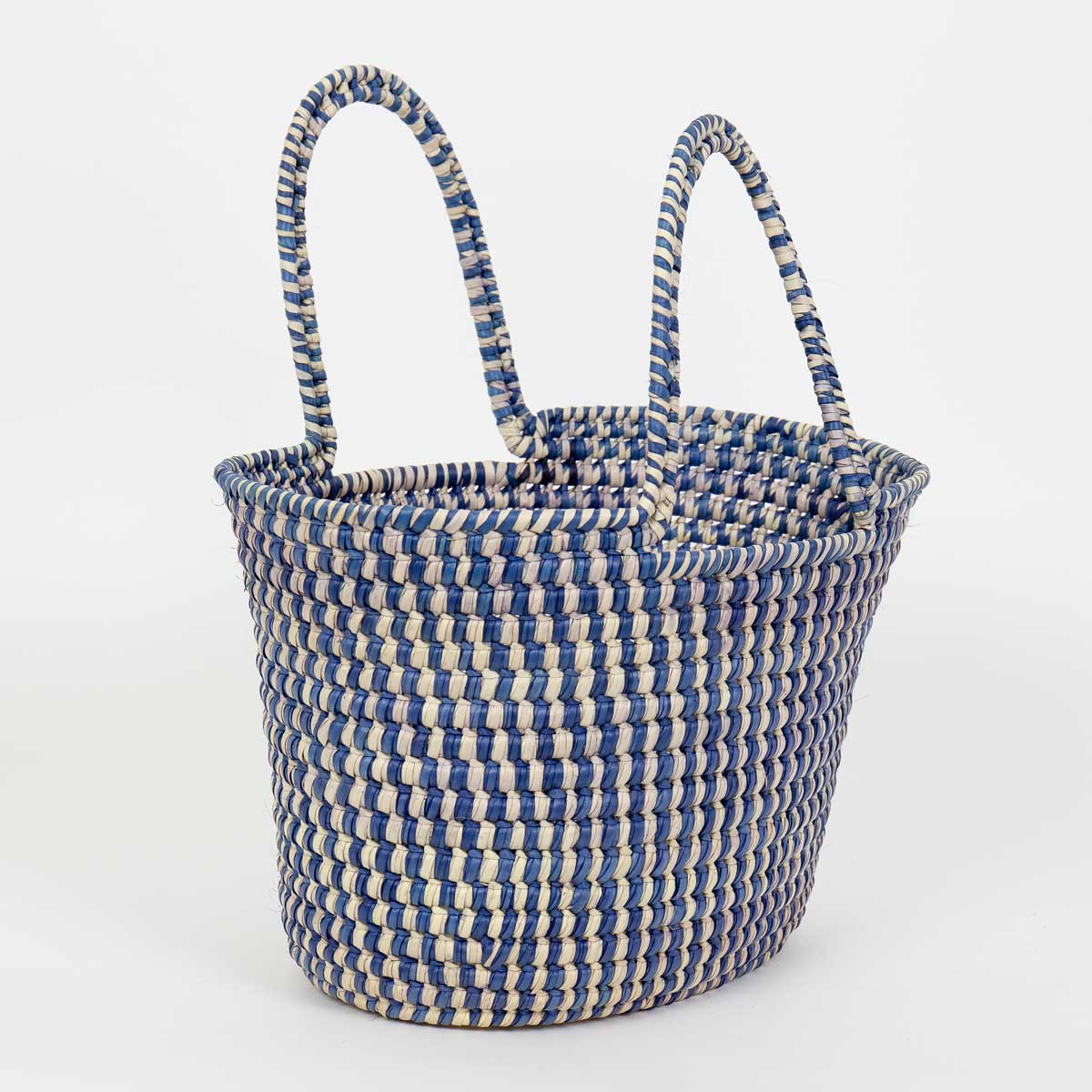 Flätad väska med hadntag,natur och blå
