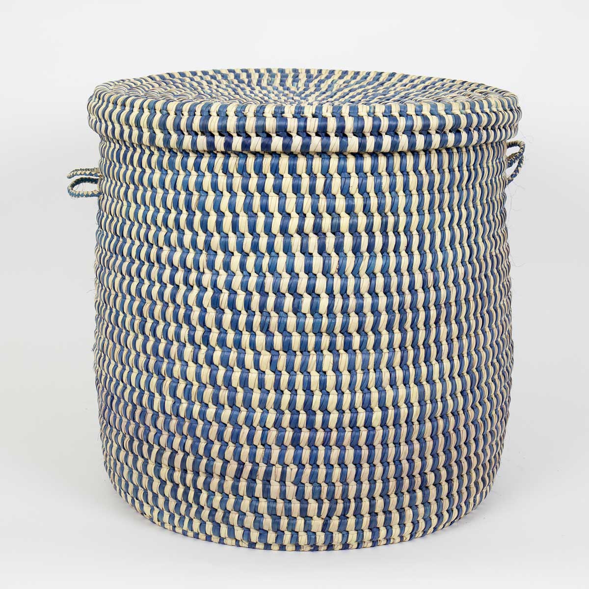 Stor flätad korg med lock, natur och blå