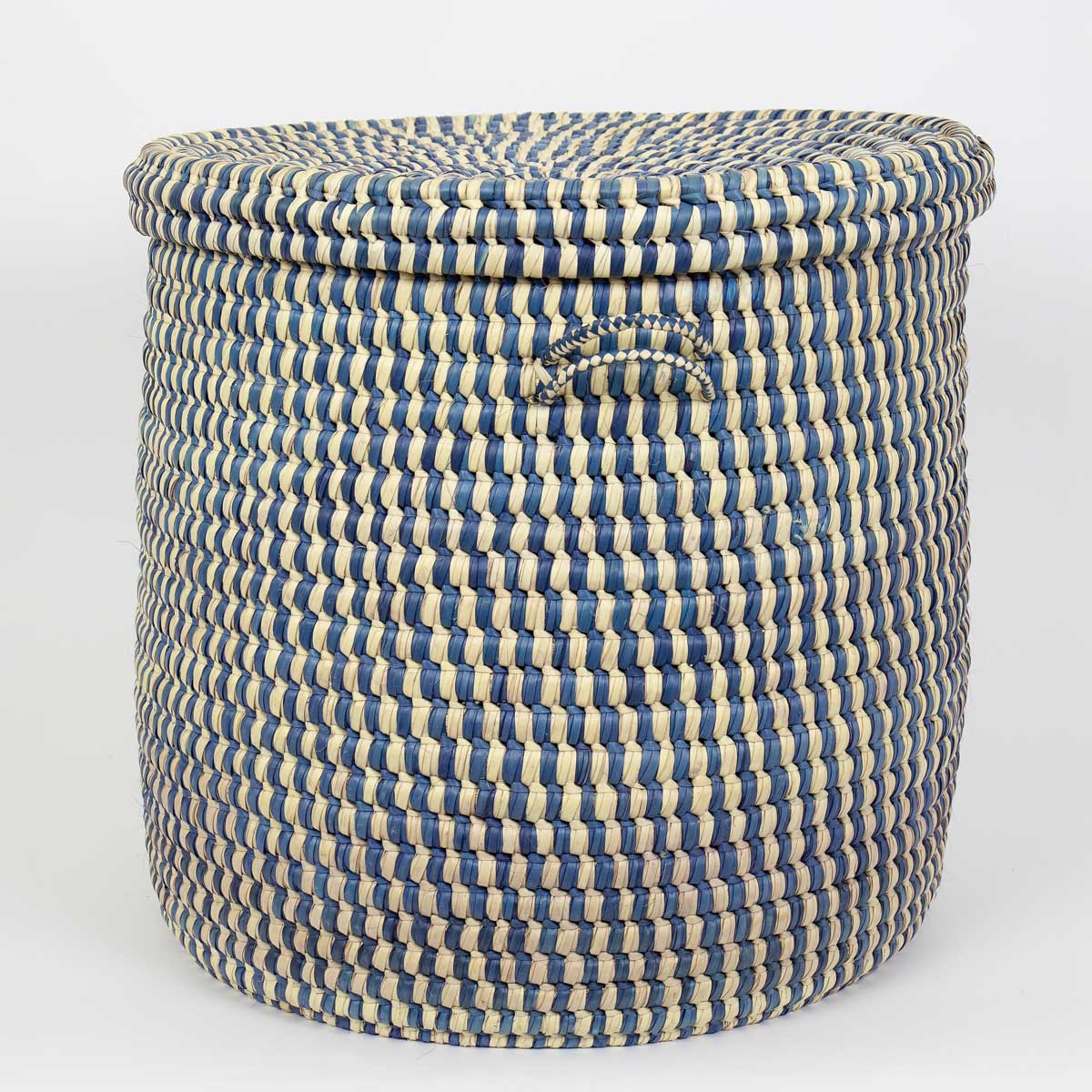 Stor flätad korg med lock, natur och blå