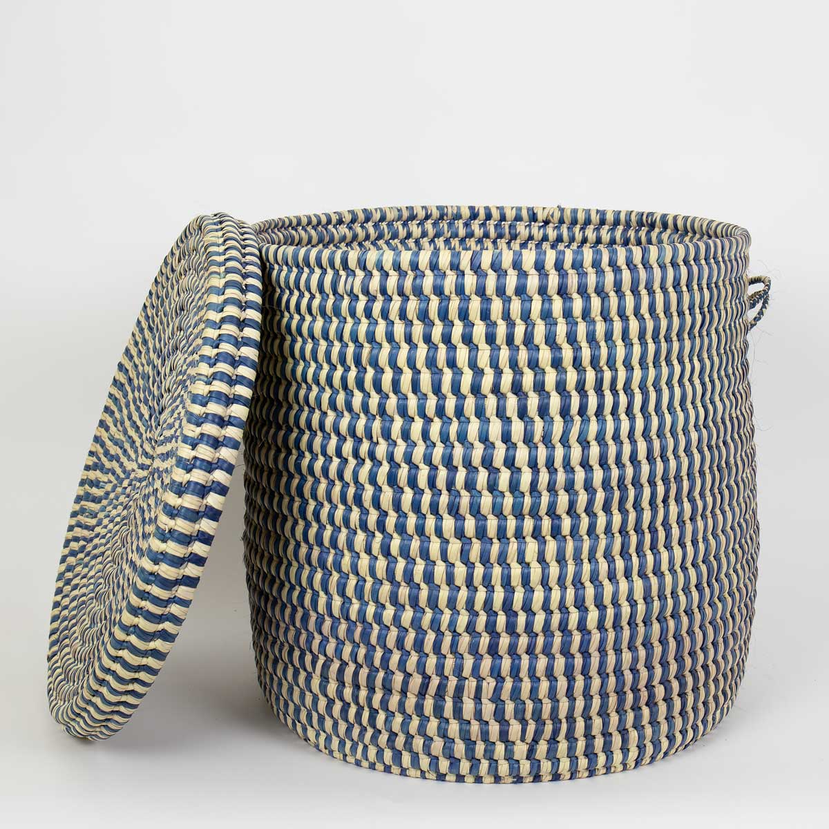 Stor flätad korg med lock, natur och blå