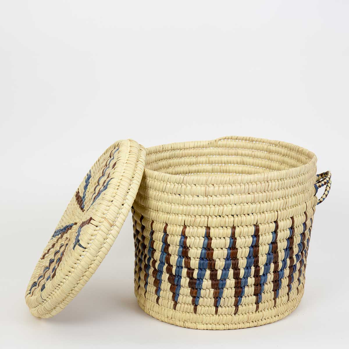 Stor flätad korg med lock, natur och blå