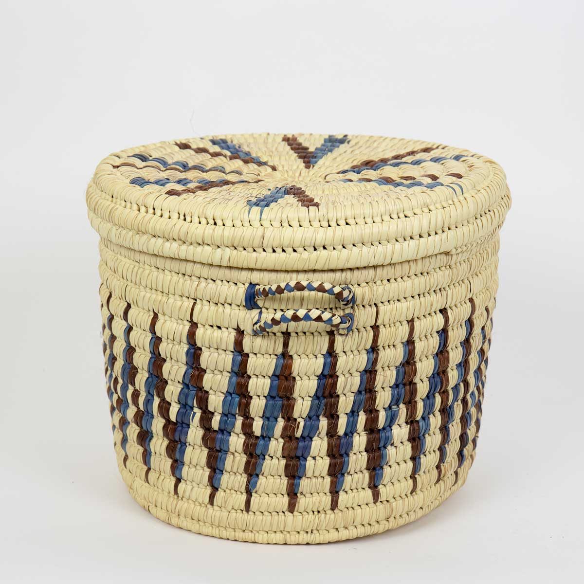 Stor flätad korg med lock, natur och blå